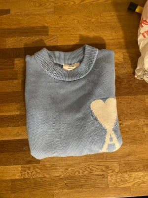 Blå ami paris tröja - En mycket fin blå ami paris tröja som inte passade mig, använt den ett fåtal gånger men är som sprillans ny. Tänk på att tröjans passform är oversized fit