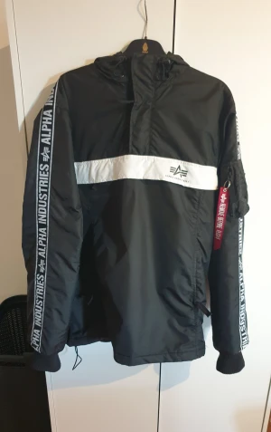 Svart vinter Alpha Industries L - Svart anorak vinterjacka från Alpha Industries i storlek L. Använd max 5ggr