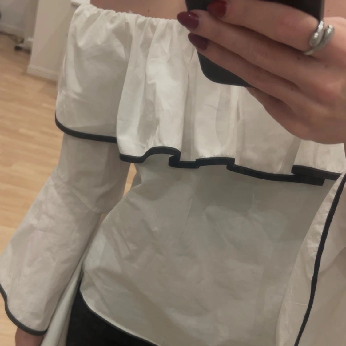 Vit offshoulder blus med volang - 1