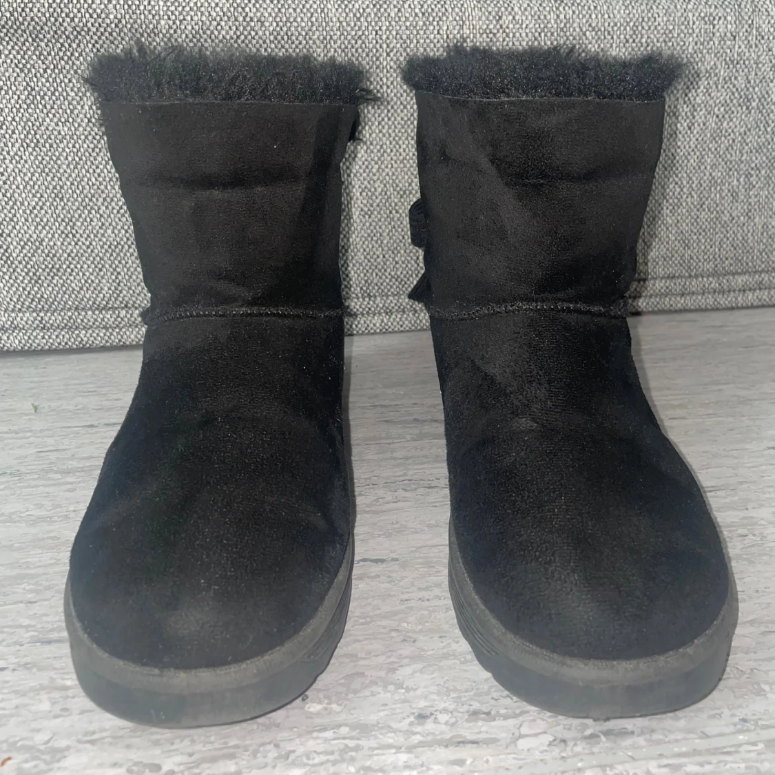 Svarta fluffiga boots med rosett och pärlor - 1