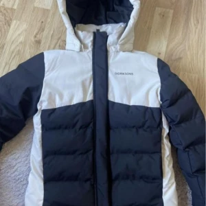Vinterjacka  - Säljer en vinterjacka från Didriksson i storlek 160, sparsamt använd och i fint skick. Säljes för 250:-Nypris 1500:- 