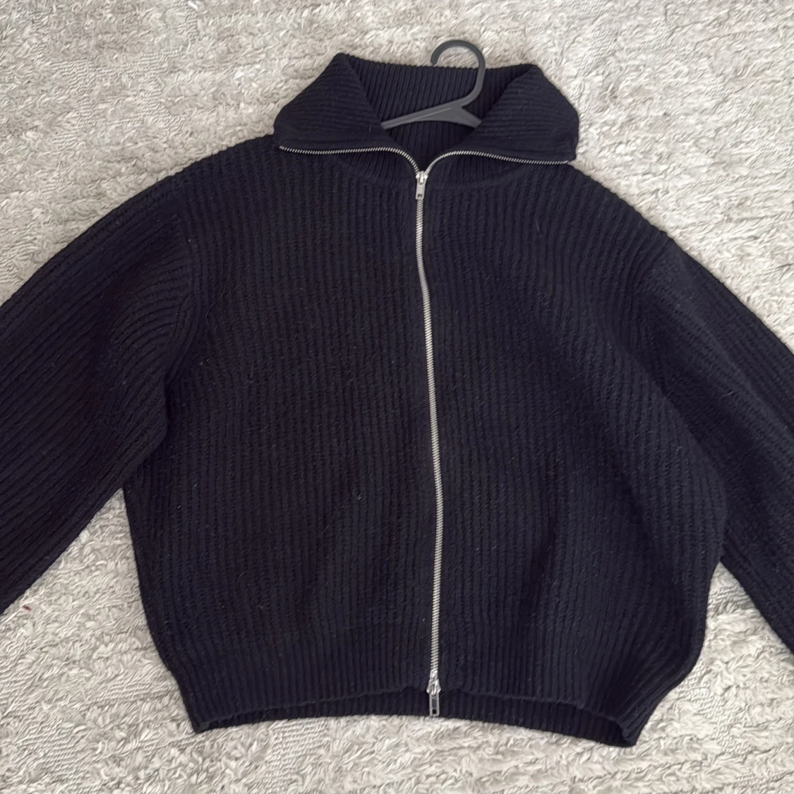 Svart stickad kofta från Bikbok