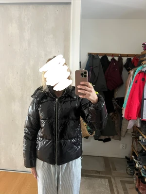 Svart puffer jacka Zara - Svarta jacka från Zara. Använts få gånger och är i bra skick 