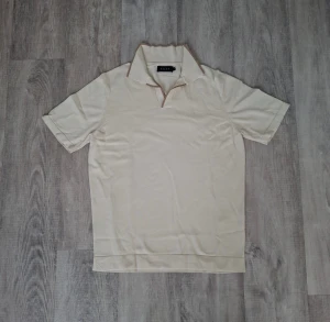 Riley Pikétröja Storlek M - Creme/Beige - Riley Pikétröja Storlek M.                                          - Cremefärgad/Beige.                                                - Mycket bra skick, använts sparsamt.                    - Storlek M