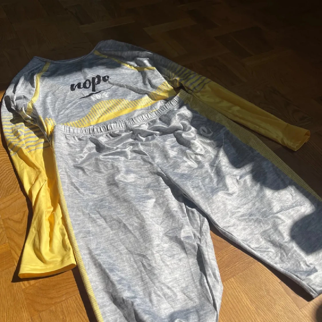 Grå och gul croppad träningströja och byxor
