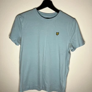 Lyle & Scott t-shirt ljusblå - Ljusblå Lyle & Scott t-shirt i bra skick men har fläck vid armhålorna, pm vid intresse.
 
 Storlek: 15/16 years