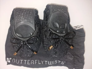 Svarta ballerinaskor Butterfly Twists - Snygga svarta ballerinaskor från Butterfly Twists  i spets. Perfekta att ha med i väskan efter en utekväll i klackar tack vare att de är vikbara och kommer med en praktisk påse. Sista bilden är vad liknande skor ligger på i nypris. 