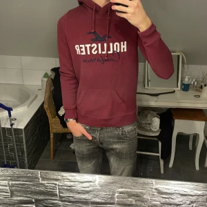 Hollister Hoodie - Tvärfet vinröd hollister hoodie!🙌🏻 || Skick; 9/10, inget att anmärka || Storlek: Står M men sitter som S || Pris: 499kr || Skriv vid minsta fundering!