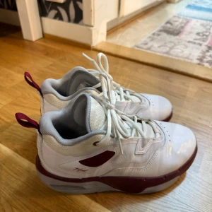 Nike Air Flight sneakers vit/vinröd - Hej! Jag vill sälja min sons skor. Han har använt dem väldigt lite och endast inomhus i en hall. Skorna köptes i somras för 949 kr och de är fortfarande i mycket bra skick. Storlek 36,5. Jag vill sälja dem för 480kr, men priset kan diskuteras lite.