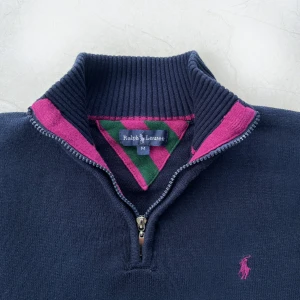 Ralph Lauren halfzip - Vintage Ralph Lauren (Limited), väldigt fint skick. Storleken är M men skulle säga S/M        Mått📏 Längd: 60cm Bröstbredd: 50cm Ärmlängd: 58                                                         Tveka inte på att höra av dig vid frågor eller funderingar😁