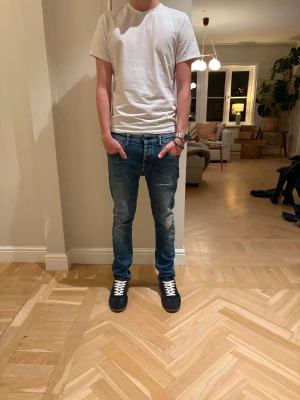 Tommy Hilfiger jeans  - Säljer ett par Hilfiger jeans för att dom har blivit för små!! Dom har tvär snygga slitningar och tvätt. Passar perfekt på dig som är ganska smal och är runt 176 cm lång.