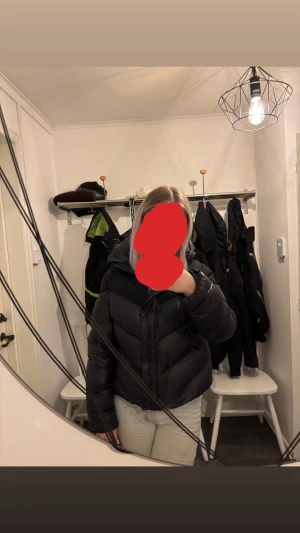 Ella&il Jennie down jacket  - Säljer en svart pufferjacka med huva och snygga sneda sömmar. Jackan har både dragkedja och knappar framtill, samt en lite croppad passform. Perfekt för dig som vill ha en varm och stilren jacka med modern look. Som ny skick förutom ett litet hål vid dragkedjan. ”Bältet” till den saknas. Nypris 5599kr. Skriv vid funderingar💞