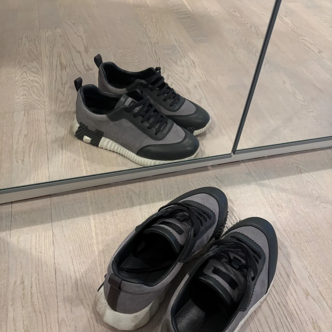 Grå och svarta sneakers med mockadetaljer