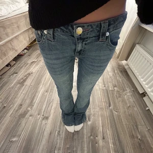 True Religion blå bootcut jeans - Säljer mina true religons då de är alldeles för stora för mig! De är helt slutsålda och det finns ett snöre i midjan som jag kan ta ut via önskemål💞 hör av er om ni har frågor!!