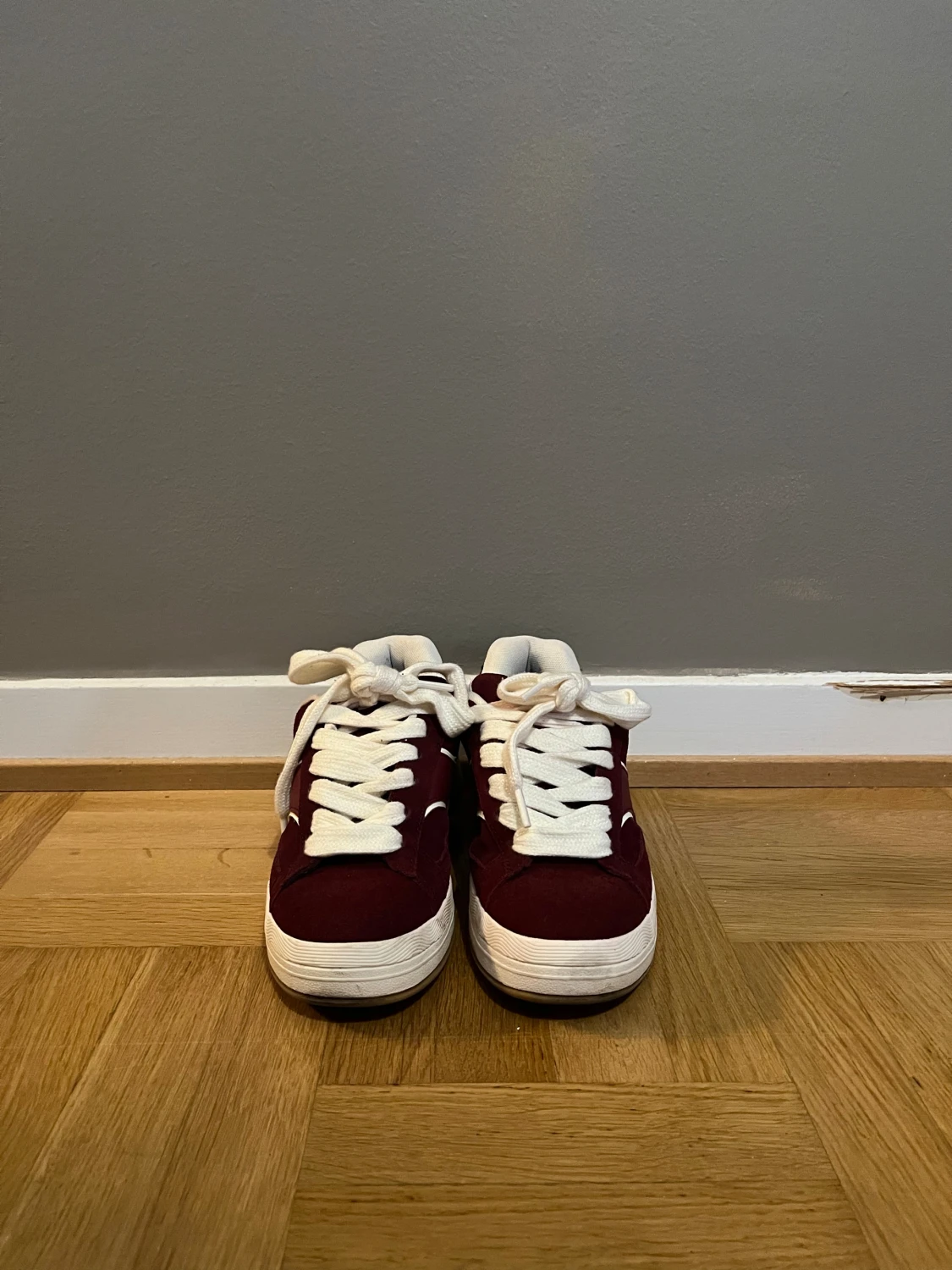 Vinröda sneakers från Bershka