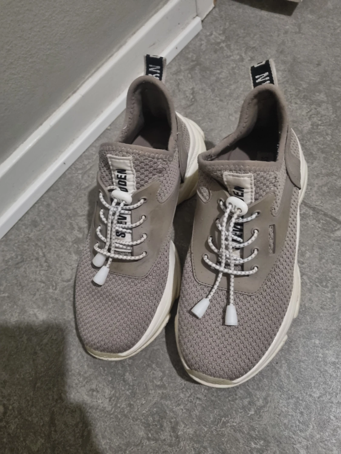 Beige sneakers från Steve Madden