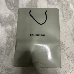 Balenciaga Speed Trainer sneakers svarta - Svarta Balenciaga Speed Trainer sneakers med stickad ovandel i stretchig syntet och chunky svart sula. Ikonisk logga på sidan och under sulan. Strumpliknande passform som sitter tight runt foten och ger en futuristisk vibe. Kommer med originalpåse och kartong.