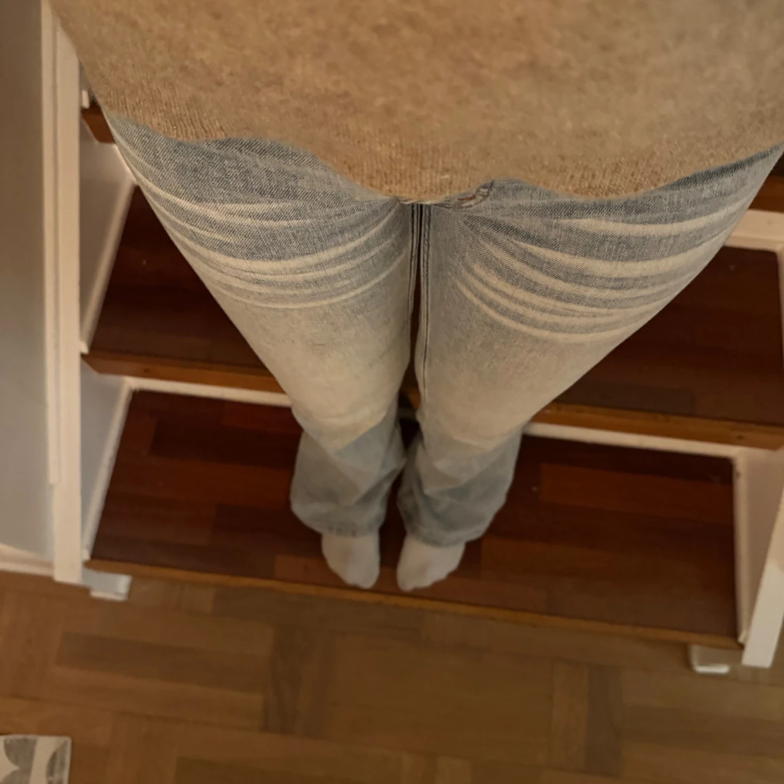 Ljusblå bootcut jeans med slitningar - 1