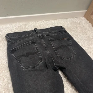 Nudie Jeans - Tja säljer dessa as feta nudie jeans i stl 27/28 men sitter mer som 28/30. Perfekta för dig som vill ha en mer avslappnad stil och perfekta nu på hösten. Köpte på Drottninggatans nudie butik. Nypris 1250kr, mitt pris 449kr. Hör av dig ifall du är intresserad!😃😉