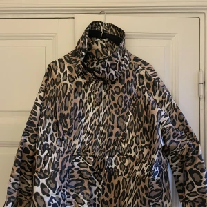 Leopardmönstrad monclervindjacka - Jättesnygg vindjacka med leopardmönster från Moncler. Jackan har hög krage som man kan dra upp. Är i princip i nyskick, endast använt ett fåtal gånger. Står ej exakta storleken men den passar mig som är medium.