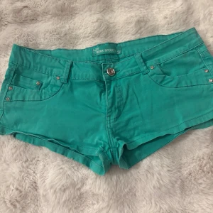 Turkosa/gröna shorts från Miss Sporty - Lågmidjade korta jeansshorts i storlek S💗💗