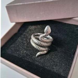 Silvrig ormring från Edblad  - Från Edblad storlek 16