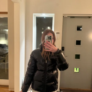 Superfin glansig colmar jacka!! - Jättefin colmar jacka i superskick! Köpte den ny för ca. 2 år sen och den har hållt sig i ett jättebra skick! Jackan är superskön under vintern, och är dessutom supersnygg!! Jag är ca. 158, men har haft den i 2 vintrar så den passar även kortare. Jag var ca 153 när jag skaffade den. Jackan är dock i storlek 166/14y så bör passa även längre! (Passar xxs/xs) Skriv vid intresse!