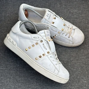 Valentino Skor | 42 - Valentino Sneakers | Storlek 41.5 men passar 42 | Original box, dustbag samt kort ingår | INGA BYTEN | Fraktar spårbart eller möts upp i Täby