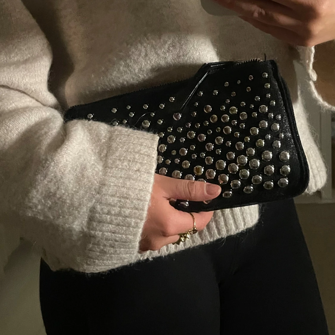 Svart kuvertväska med silvernitar - 2