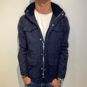 These Glory Days Fieldjacka  - Extremt snygg jacka perfekt för kallare dagar | Strl - S | Skick - 10/10 | Nypris - ca 2000kr | Vid minsta lilla fundering är det bara att skriva!