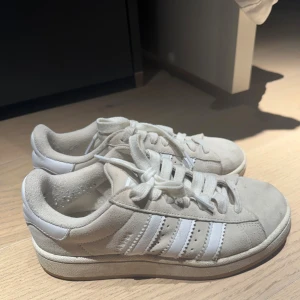 Campus 00s Skor - Nypris: 1449kr. Bra skick, använda en säsong och fräscha. 