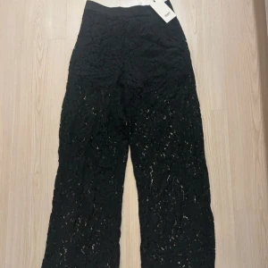 Spetsbyxor - Säljer dessa spetsbyxor med inbyggda shorts. De är från märket Object och är i nyskick med prislappen kvar, aldrig använda! 