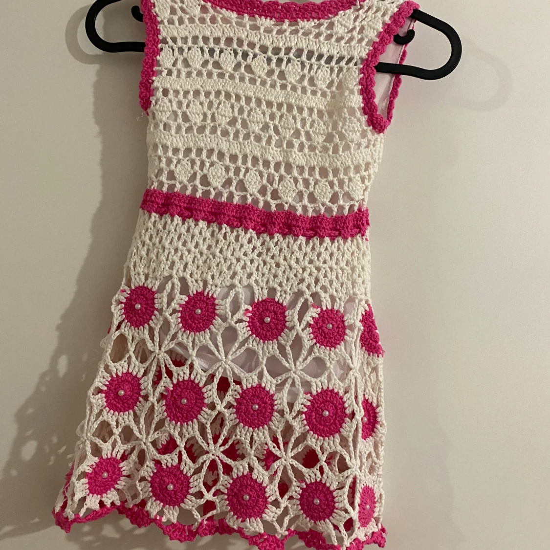 Vit och rosa virkad kortklänning - 1