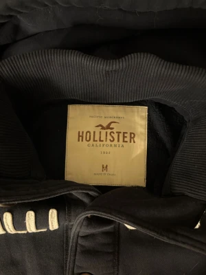  Hollsiter cardigan (sjukt sällsynt) - Säljer nu denna sjukt eftertraktade cardigan från hollister. Skick 8/10, sjukt snygg och passar perfekt nu till hösten. Obs kan gå ner i pris vid snabb affär!