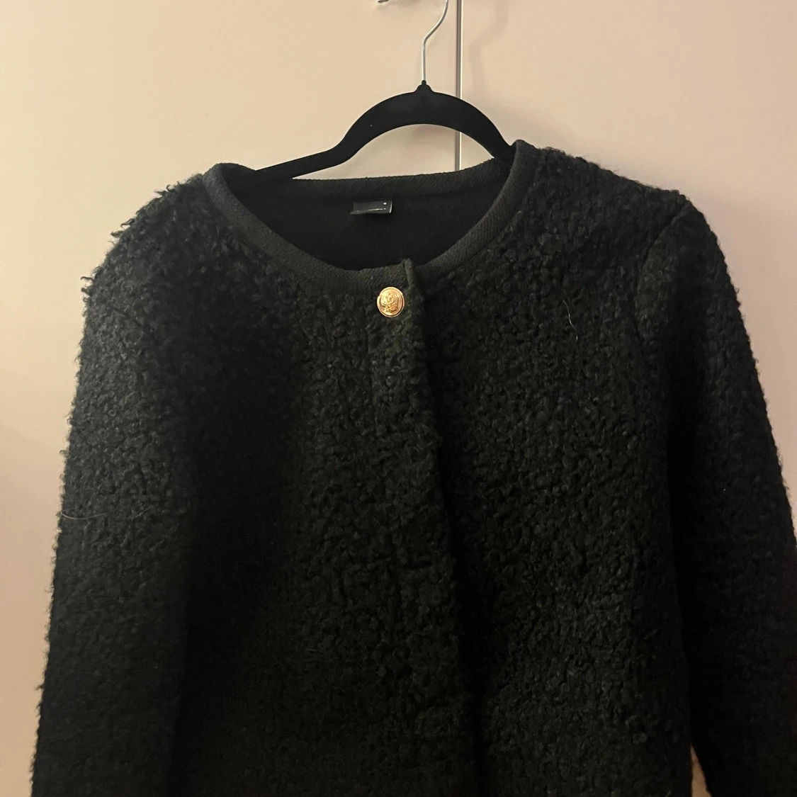 Svart teddyjacka med guldknappar - 1