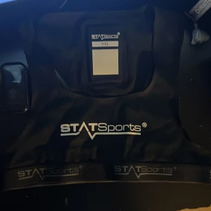 STATSports Apex GPS Tracker - STATSports Apex GPS Tracker med tillhörande väst (storlek YXL) och originalförpackning. Perfekt för att mäta prestation och rörelsemönster inom sport. Västen är väldigt billig att köpa nu det är själva (trackern) som är det dyra. Så västen finns för alla storlekar och kön online.