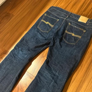 Nudie jeans dry streaky Slim Jim  - Hej! Nu finns dessa jeans till salu! Dem är i toppskick och är ett par Nudie jeans dry streaky Slim Jim i storleken 36/32 