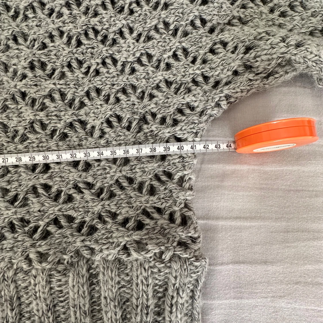 Grå stickad tröja med hålmönster - 3