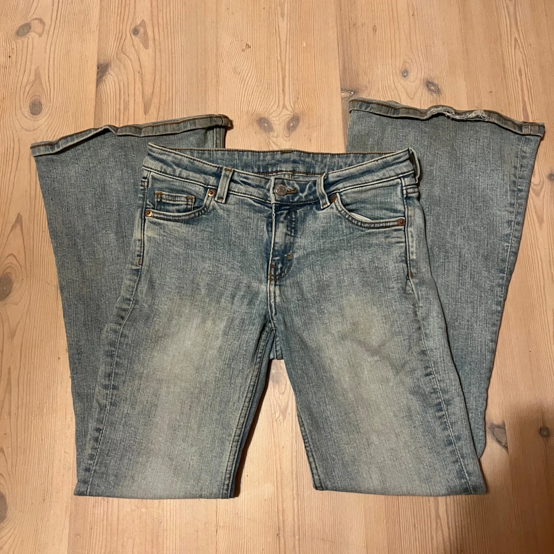 Blå bootcut jeans med slitningar - 1