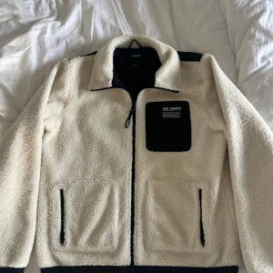 Axel Arigato Fleece jacka - Säljer min Arigato fleece som inte används, storlek large och i mycket fint skick, inköpt för 3200kr på hemsidan! 
