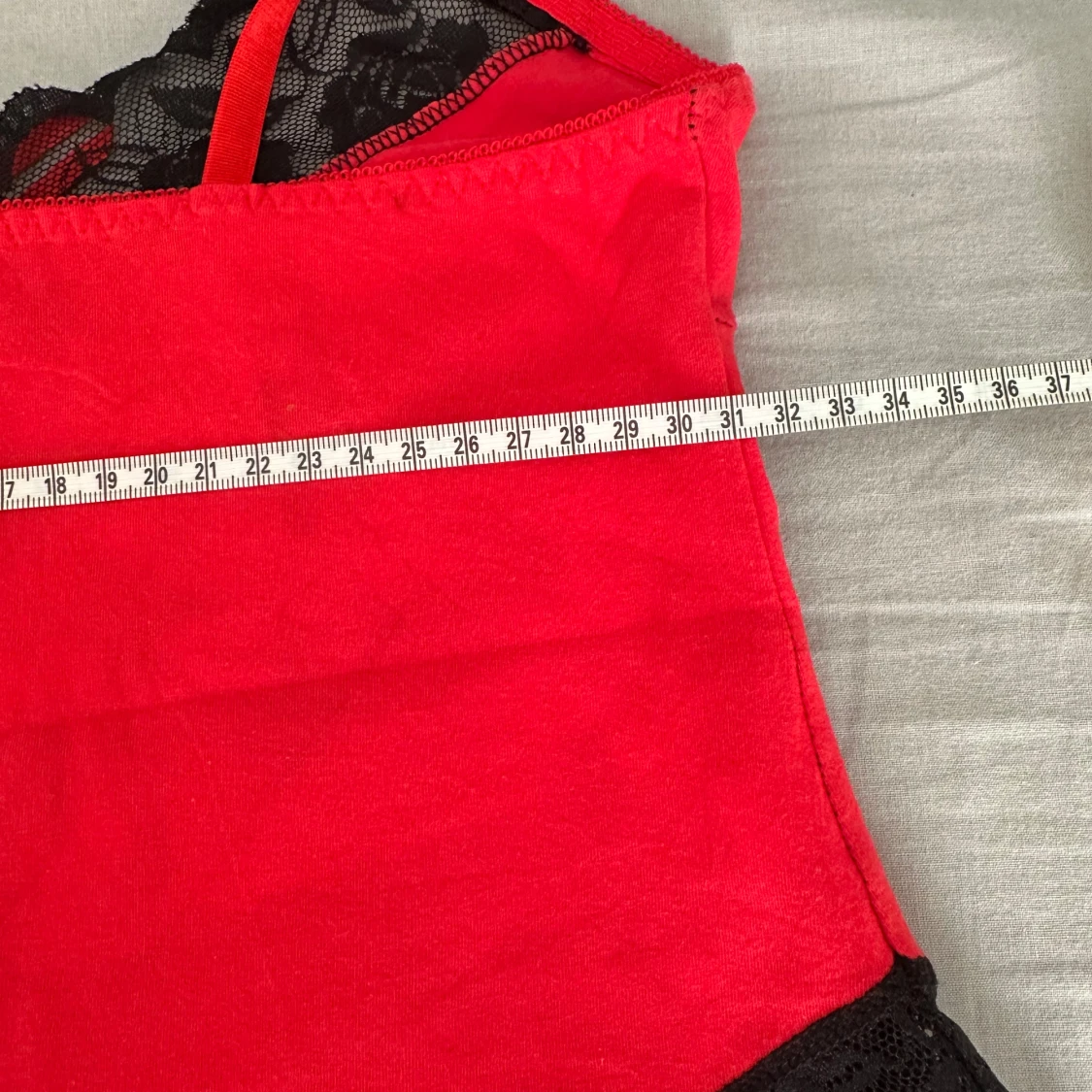 Röd linnetopp med spets och rosetter - 2