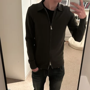 Grön fullzip från j.lindeberg - Sjukt snygg, grön fullzip från j.lindeberg i nyskick! Knappt använd! Storlek:S Pris:999kr Skriv vid minsta fråga eller fundering🫰🏼