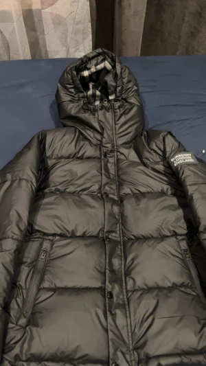 Burberry jacka - Svart burberry jacka. Säljer den för att den är för stor på mig. Jag beställde den och den kom stor på mig så har aldrig använt den jag har ba testat den. Pris går att diskuteras.