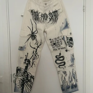 Custom made vita cargopants - Custom made så ingen kommer någonsin bära samma design som denna. Haft den undanlagd så är i super bra skick, tyvärr har man växt ut storleken den så säljer vidare.