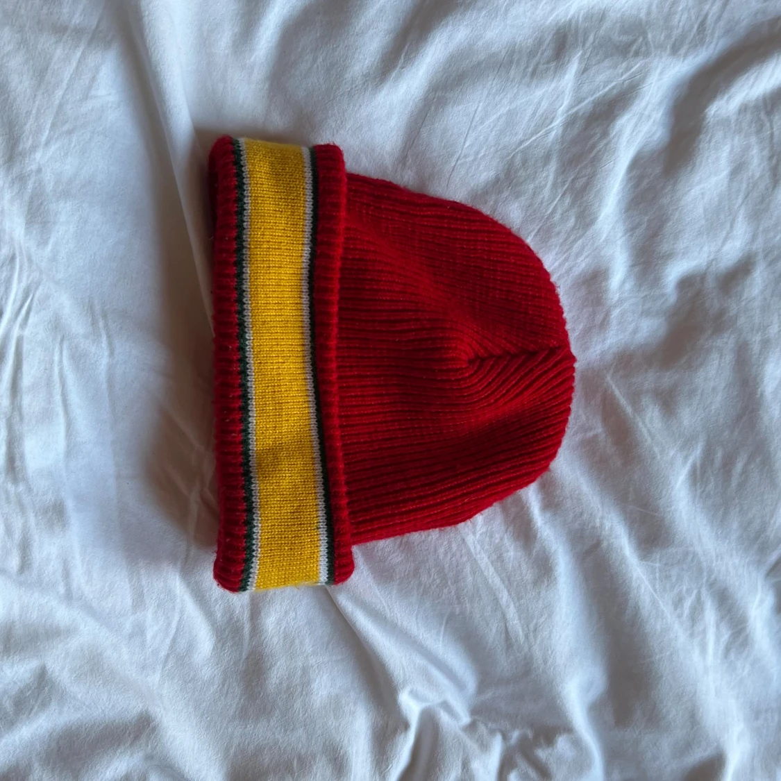 Röd Supreme mössa med gul kant - 1