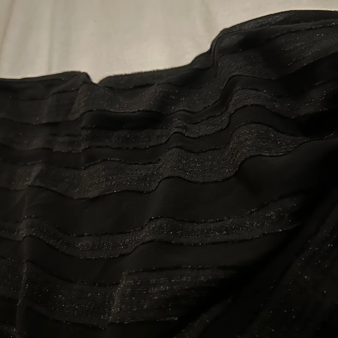 Svart randig blus med en knut framtill - 3