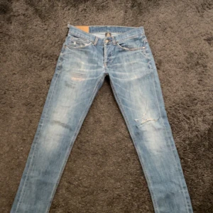 Dondup jeans - Snygga ljusblå jeans från Dondup 🌊 | Modell: George | Små defekter här och där. | Släpper dem för endast 349 kr 🍾🎉| Tveka inte med att höra av dig 😊