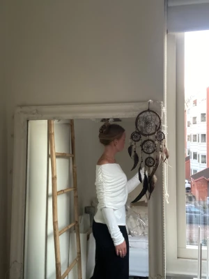 Vit offshoulder topp med rynkade ärmar - Använd 1 gång. Säljer en vit långärmad offshoulder topp med snygga rynkade detaljer längs ärmarna och sidorna. Toppens passform är figurnära och den har en stilren, modern look. Perfekt för dig som vill ha något trendigt och bekvämt. 