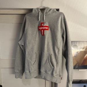 Supreme cross box logo hoodie  - Hej! Nu finns denna feta supreme cross box logo hoodien till salu. Den är i storlek L och är i princip ny skick. OBS den är INTE äkta men kvaliteten är verkligen ändå på topp! 