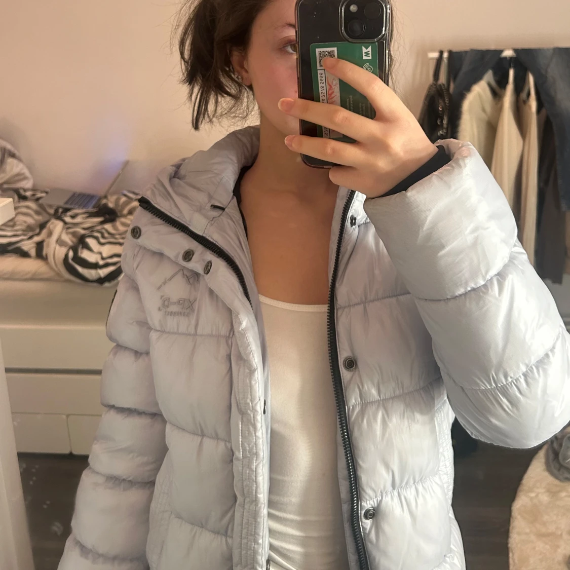 Ljusblå pufferjacka med huva